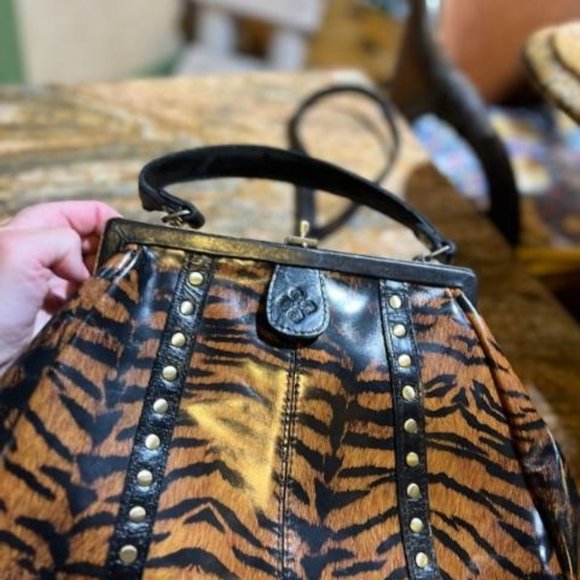 Patricia Nash Tiger Like New Leather Bag Purse (One missing stud on Bottom) - Picture 8 of 9